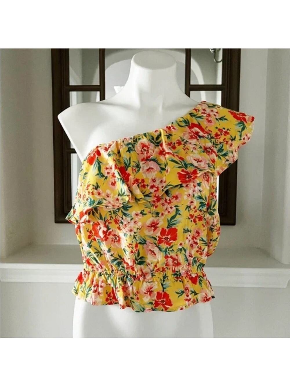 AMERICAN EAGLE YELLOW FLORAL ONE SHOULDER BLOUSE RUFFLE NECKLINE MEDIUM